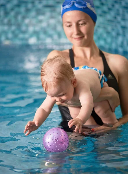 Fotografía Cerca Madre Sosteniendo Bebé Sus Brazos Piscina Cubierta Niño — Foto de Stock