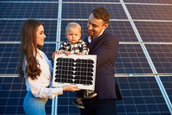 Jovem Família Feliz Fundo Dos Painéis Solares Homem Mulher Criança — Fotografia de Stock