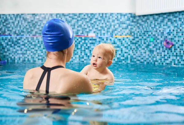 Vista Posterior Mujer Gorra Azul Está Pie Piscina Tirando Niño — Foto de Stock