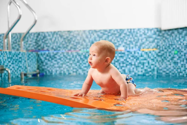Migawka Horyzontalna Przyszłego Pływaka Bardzo Ładny Chłopiec Czołga Się Pływającej — Zdjęcie stockowe