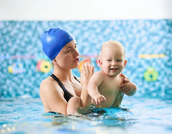 Clase Natación Para Bebés Joven Madre Apoyando Bebé Piscina Dando — Foto de Stock