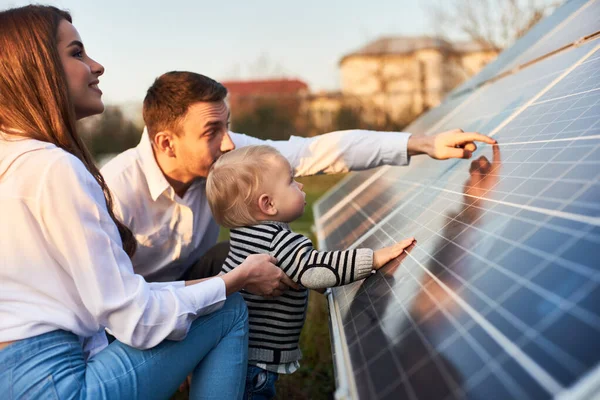 Vista Cerca Lateral Una Joven Familia Moderna Con Hijo Pequeño — Foto de Stock