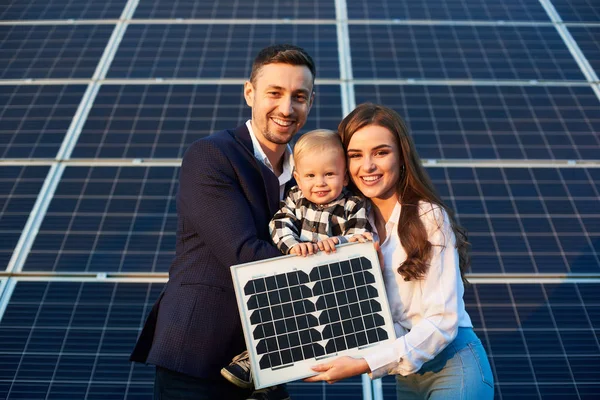 Retrato Una Joven Familia Sosteniendo Pequeño Panel Solar Niño Sonriendo — Foto de Stock