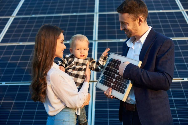 Empresario Está Sus Manos Con Una Batería Solar Cerca Una — Foto de Stock