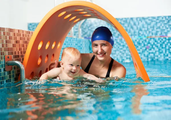 Interesante Entrenamiento Activo Piscina Feliz Chico Lindo Está Aprendiendo Flotar — Foto de Stock