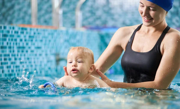 Joven Madre Sonriente Está Ayudando Pequeño Hijo Nadar Agua Turquesa — Foto de Stock