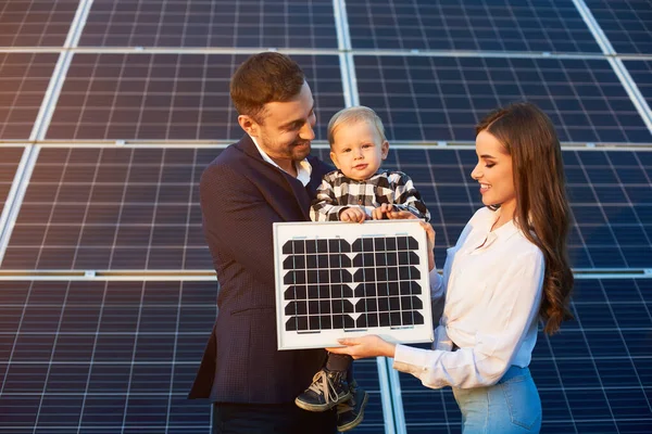 Padre Joven Sostiene Hijo Madre Sostiene Módulo Pequeño Panel Solar — Foto de Stock