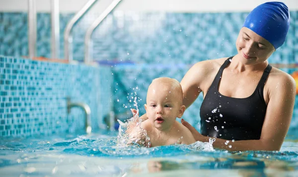 Joven Madre Atenta Está Ayudando Pequeño Hijo Nadar Agua Turquesa — Foto de Stock