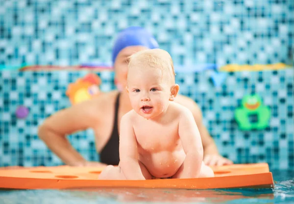 Horizontální Obrázek Roztomilého Malého Dítěte Trávit Zábavný Čas Bazénu Chlapec — Stock fotografie