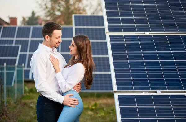 Schöner Mann Und Frau Die Einander Bei Solaranlage Nahe Stehen Stockbild