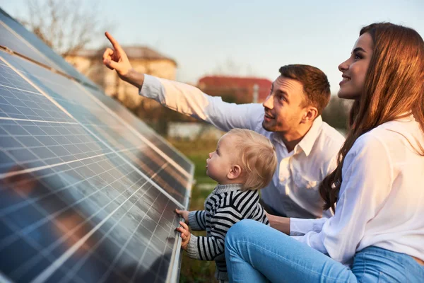 Mann Zeigt Seiner Familie Einem Warmen Tag Die Sonnenkollektoren Auf Stockbild