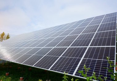 Güneş panelleri gökyüzü arka planı. Yenilenebilir enerji kavramı. Bilim teknolojisi. Ekoloji konsepti. Bilim geçmişi. Alternatif güneş enerjisi kavramı.