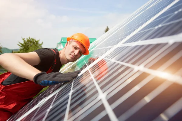 Inżynier Badający Panele Energii Słonecznej Pobliżu Domu Zamknij Drzwi Mężczyzna — Zdjęcie stockowe