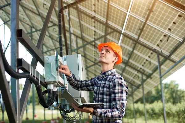 Männlicher Ingenieur Mit Helm Und Laptop Der Einen Knopf Der — Stockfoto