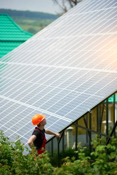 Mladý Muž Oranžové Helmě Poblíž Vysoké Solární Stanice Pozemku Alternativní — Stock fotografie