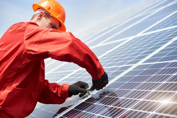 Technician Worker Installing Solar Panels Man Wearing Orange Uniform Hard — ストック写真