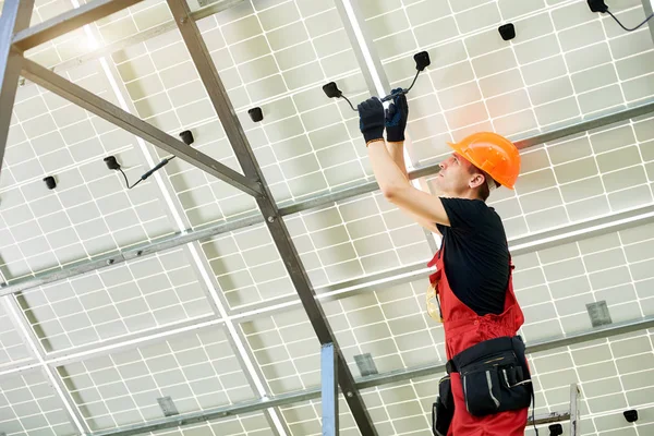 Experten Inspekterar Kvaliteten Ett Solbatteri Arbetare Orange Uniform Och Hjälm — Stockfoto