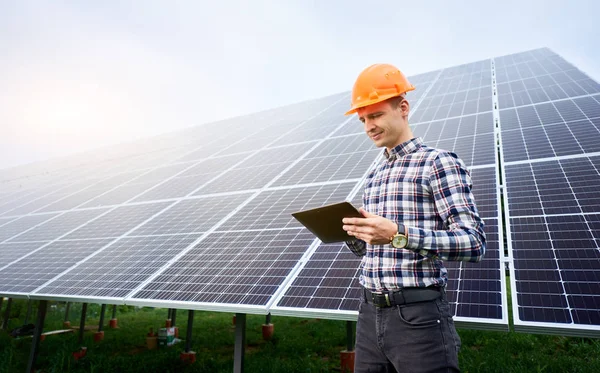 Worker Helmet Carries Out Work Tablet Background Large Station Solar — 스톡 사진