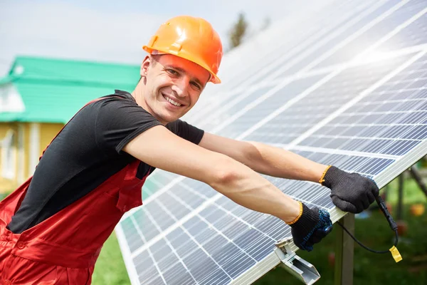 Instalador Inspecionando Painéis Solares Terreno Perto Casa Homem Olhando Para — Fotografia de Stock