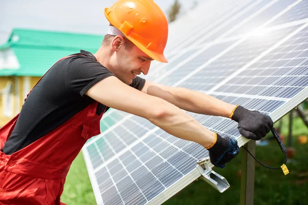 Installer Inspecting Solar Station Plot House Man Wearing Orange Uniform — Stock Photo, Image