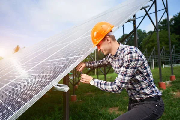 Άνδρας Εργαζόμενος Που Συνδέει Ηλιακούς Συλλέκτες Οικοδομή Σχέδιο Ανάπτυξης Ηλιακών — Φωτογραφία Αρχείου