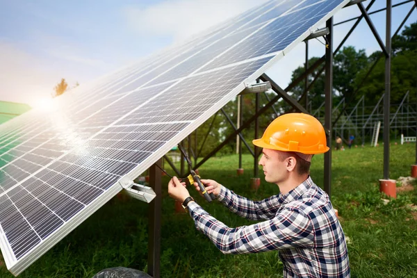 Engenheiro Capacete Conecta Painéis Solares Uma Plantação Verde Geração Energia — Fotografia de Stock