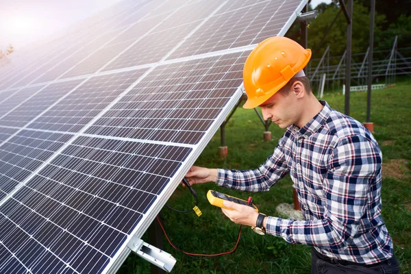 Hombre Con Casco Usa Sensor Para Revisar Estación Solar Central — Foto de Stock