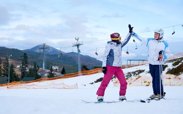 Fröhliche Männer Und Frauen Die Winter Urlaub Den Bergen Skigebiet — Stockfoto