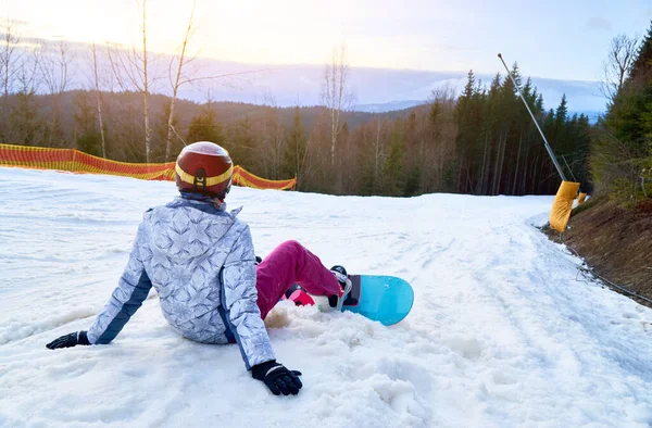 Sportliches Mädchen Mit Snowboard Auf Dem Schnee Sitzend Mit Dem — Stockfoto