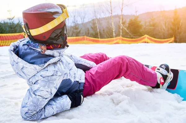 Nahaufnahme Eines Mädchens Das Mit Dem Snowboard Auf Dem Schneebedeckten — Stockfoto