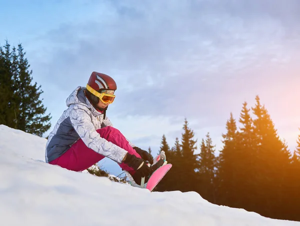 Horizontal View Young Girl Freerider Sitting Slope Mountains Putting Her — Stock Photo, Image
