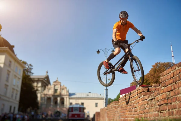 Horisontell Bild Freestyle Cyklist Hoppa Från Tegelvägg Gör Extrema Stunt — Stockfoto