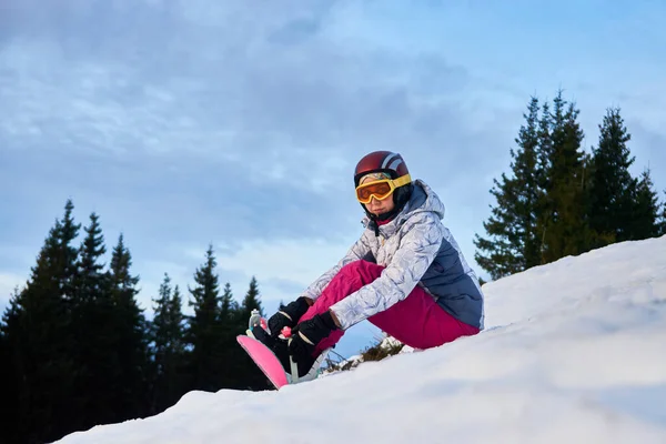 Horizontal View Young Girl Freerider Sitting Slope Mountains Putting Her — Stockfoto