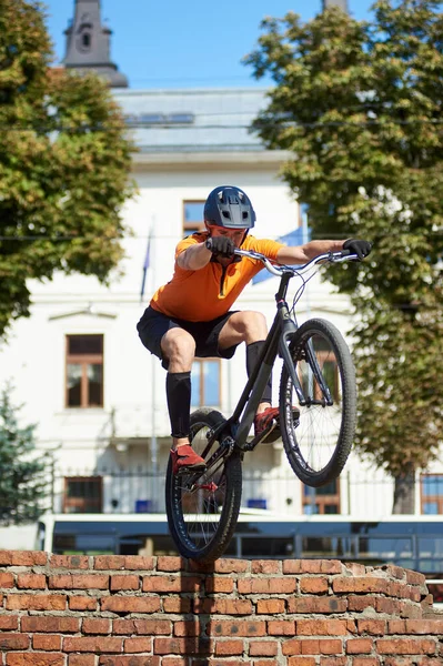 Vista Lateral Atleta Segurando Uma Bicicleta Montanha Suas Mãos Jovem — Fotografia de Stock