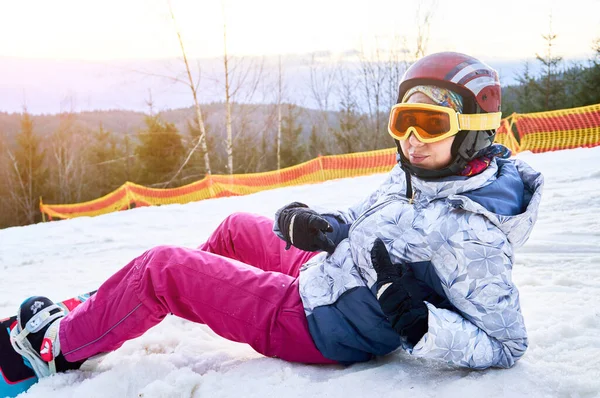 Nahaufnahme Eines Mädchens Das Skigebiet Auf Dem Schnee Liegt Die — Stockfoto