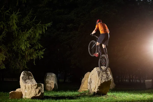 Ciclista Extremo Com Costas Para Câmera Bicicleta Bmx Parque Realizando — Fotografia de Stock