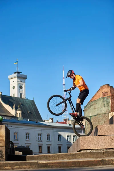 Side View Cyclist Standing Black Bike Focused Athlete Preparing Doing — Stockfoto