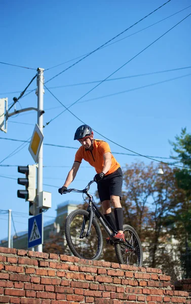 Young Sportsman Standing Brick Wall His Mountain Bike Blue Sky — Stockfoto