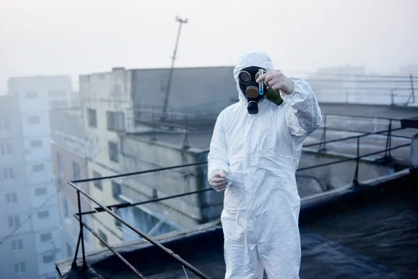 Concentre Nas Mãos Segurando Frasco Vidro Com Reagente Azul Investigação — Fotografia de Stock