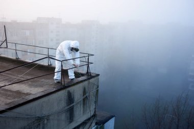 Araştırmacılar, küresel kirlilik felaketi ve gezegeni kurtarma konsepti ile ilgili araştırması için yüksek katlı binaların bölgesini değerlendiriyor. Yukarıdan görüntüle