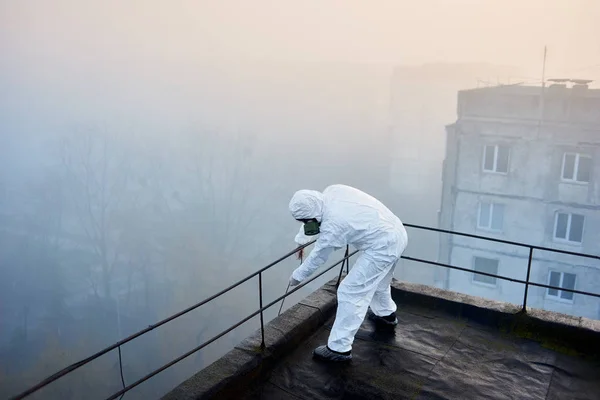 Científico Trabajando Techo Edificio Planta Alta Tomando Muestras Para Estudio — Foto de Stock