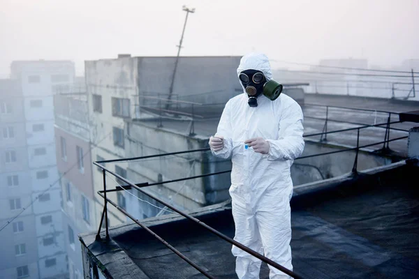 Cientista Vestindo Macacão Proteção Branco Luvas Máscara Gás Segurando Suas — Fotografia de Stock