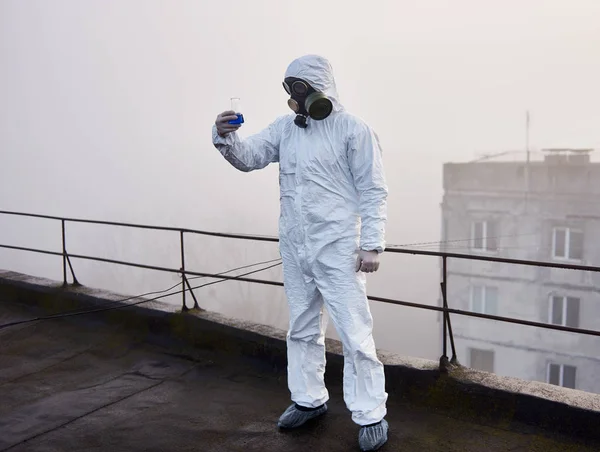 Tiro Comprimento Total Cientista Masculino Cima Edifício Alto Andar Pesquisando — Fotografia de Stock