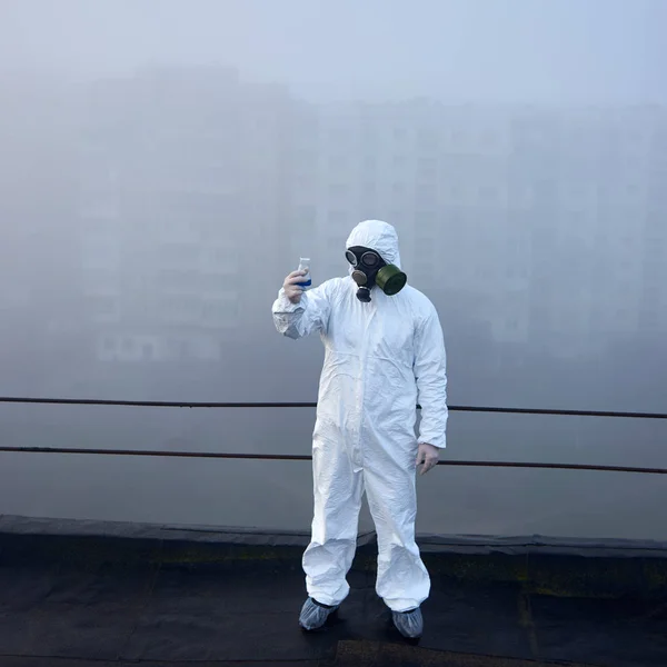 Fotografía Cuadrada Hombre Parado Techo Edificio Alto Mirando Frasco Vidrio — Foto de Stock