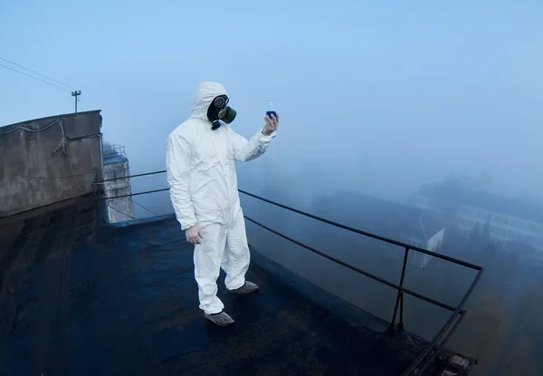 Instantánea Ojo Pez Investigador Con Traje Protector Máscara Gas Que — Foto de Stock