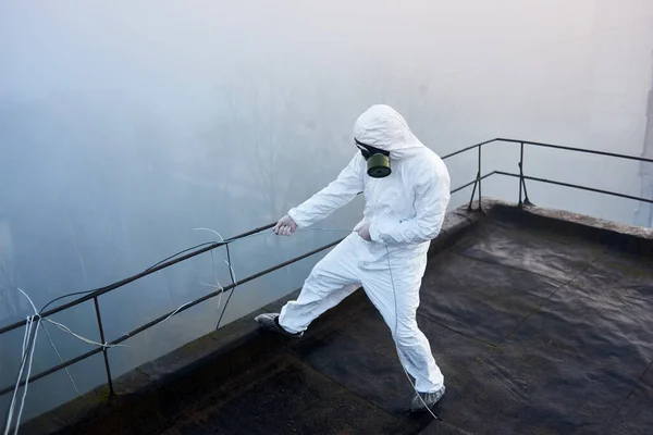 Cientista Trabalhando Telhado Edifício Alto Andar Vestindo Terno Protetor Máscara — Fotografia de Stock