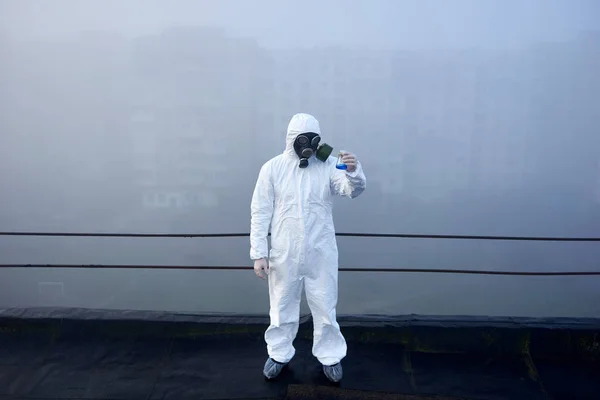 Uomo Scienziato Indumenti Protettivi Maschera Antigas Piedi Alto Guardando Una — Foto Stock