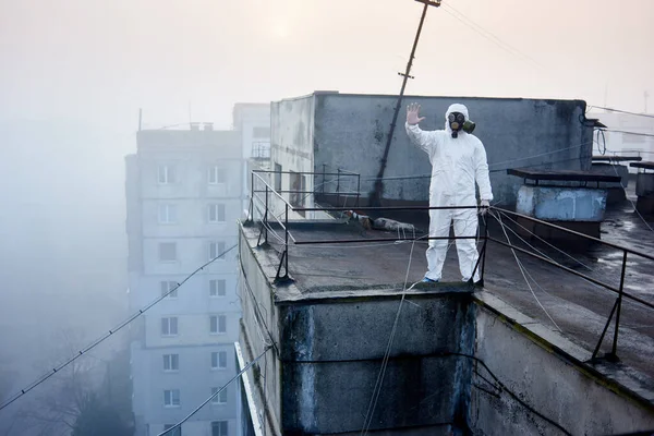 Onderzoeker Beschermend Pak Gasmasker Werkend Dak Van Hoog Gebouw Omgeven — Stockfoto