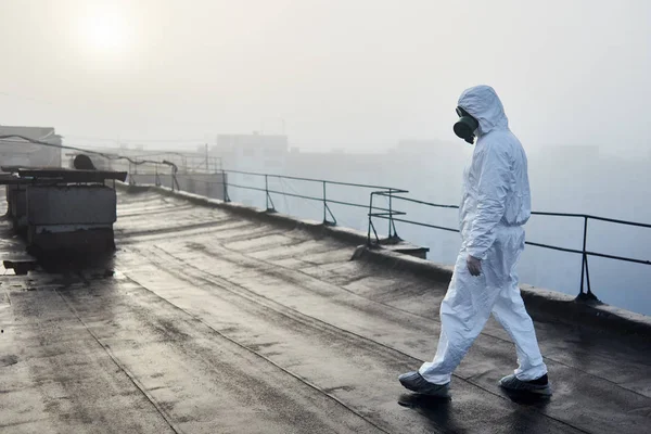 Вчений Носить Білий Покрив Газову Маску Ходить Даху Міської Будівлі — стокове фото