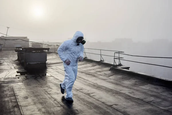 Homem Vestindo Macacão Branco Máscara Gás Correndo Telhado Edifício Urbano — Fotografia de Stock